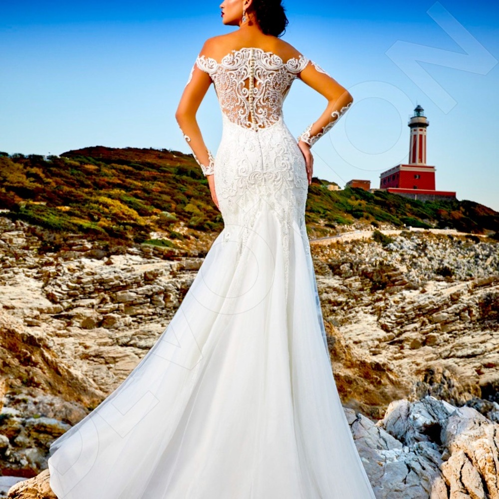 New wedding dress size 9. Never used. Handmade.beautiful beading and pearls